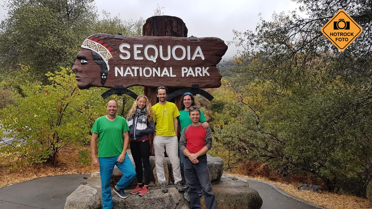 U vstupu do Sequoia národního parku. Konečně celá grupa