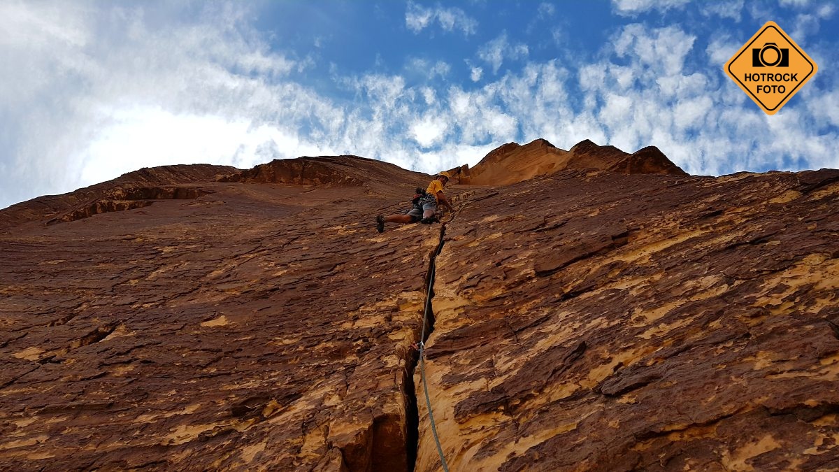 Třetí délka cesty Triassic Sands 5.10b v Black Velvet Canyon