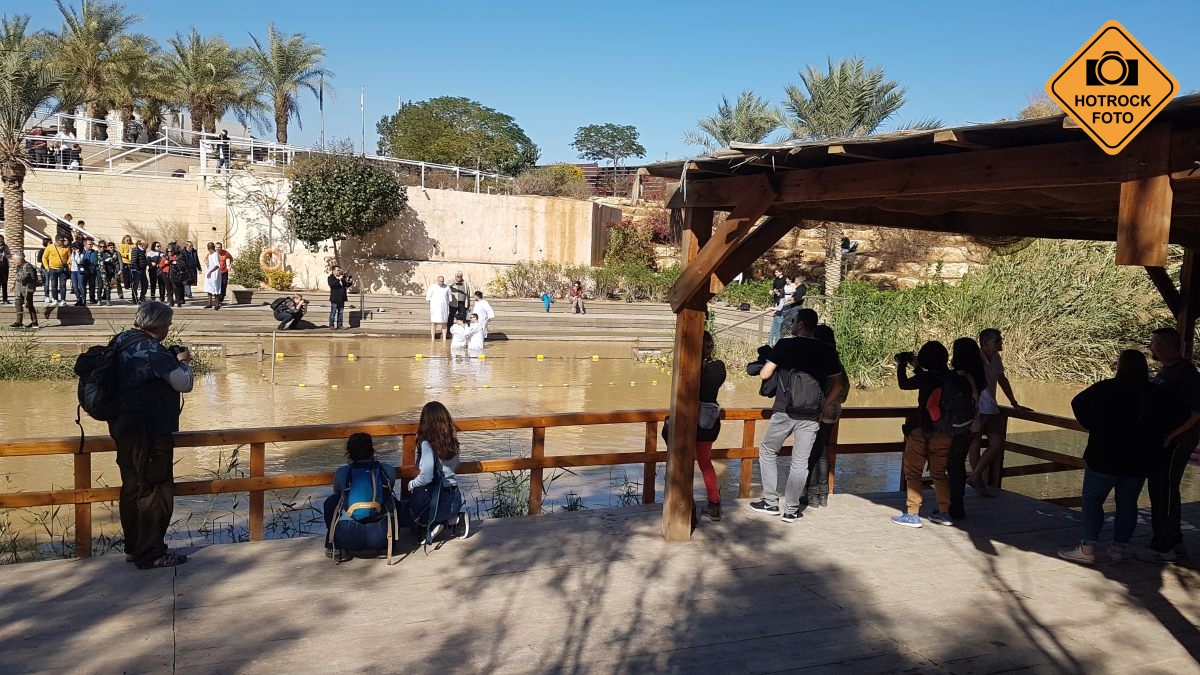 Řeka Jordán a křty na obou březích