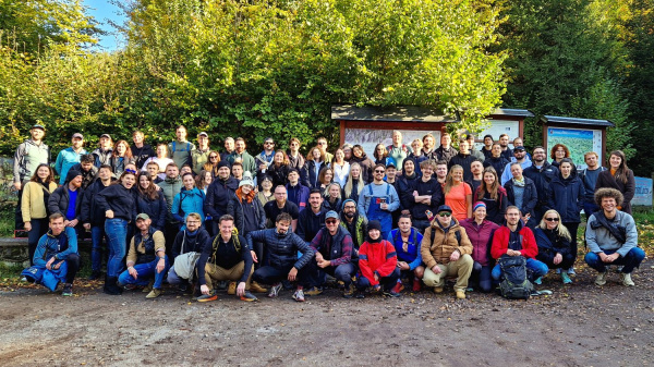 Skupinová fotka účastníků teambuildingu na kraji lesa v Českém ráji