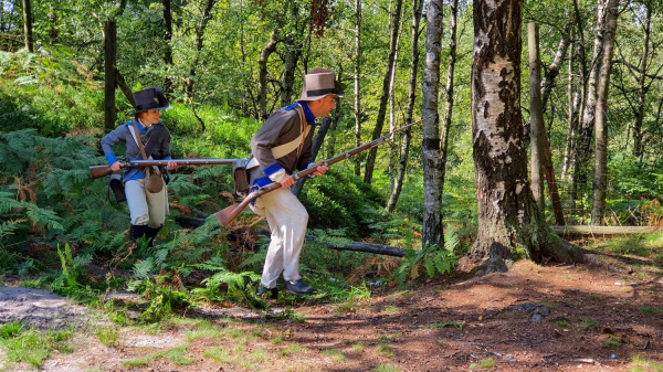Mise tajná, výrazy vážné – ale kontext? Treasure Hunt plný zážitků Dva herci v historických kostýmech se skrývají v lese během scénky