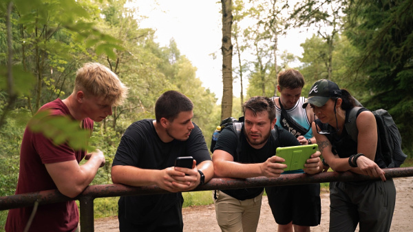 Tady začíná dobrodružství – 60 hlav, 1 mise, nula signálu Skupinová fotka účastníků teambuildingu na kraji lesa v Českém ráji