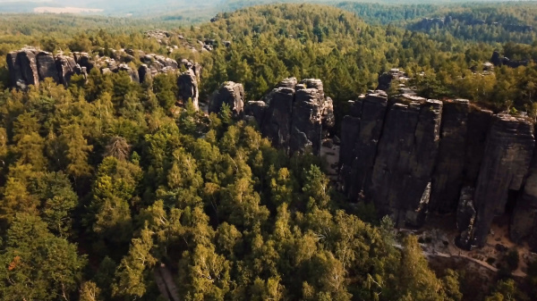 Vítejte v přírodním labyrintu – tady poklady dýchají na záda Panoramatický výhled na skalní město Prachovské skály