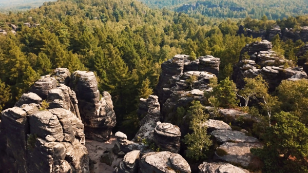 Vítejte v přírodním labyrintu – tady poklady dýchají na záda Panoramatický výhled na skalní město Prachovské skály