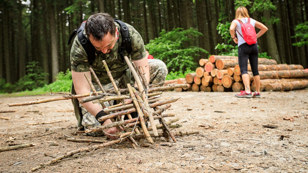 Kdo nezvládá deadline, zvládne alespoň past na medvěda Tým společně vyrábí past během teambuildingu v přírodě