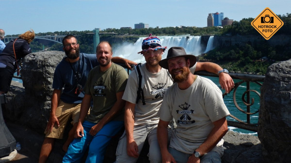I když je tu hodně lidí, místo jsme si našli - Niagarské vodopády. Foto: Kamil Říha I když je tu hodně lidí, místo jsme si našli - Niagarské vodopády. Foto: Kamil Říha