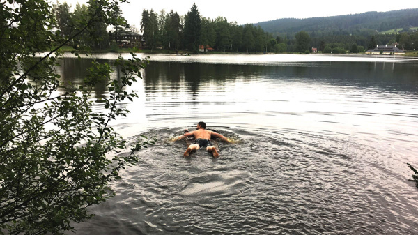 Jinému týmu vor plaval až tak moc, že si ho nechali uplavat a museli se vydat na jeho záchranu. Jinému týmu vor plaval až tak moc, že si ho nechali uplavat a museli se vydat na jeho záchranu.