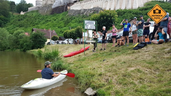 Kajaková štafeta pod dozorem Vavřince Hradílka může začít. Kajaková štafeta pod dozorem Vavřince Hradílka může začít.